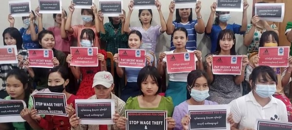 Adidas fabrikasında grev yapan Myanmarlı işçiler