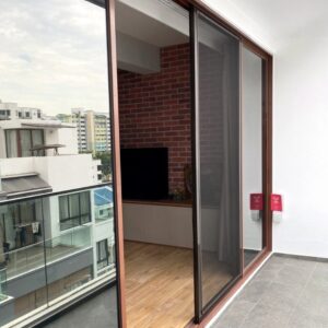 Sürgülü cam balkona sineklik olur